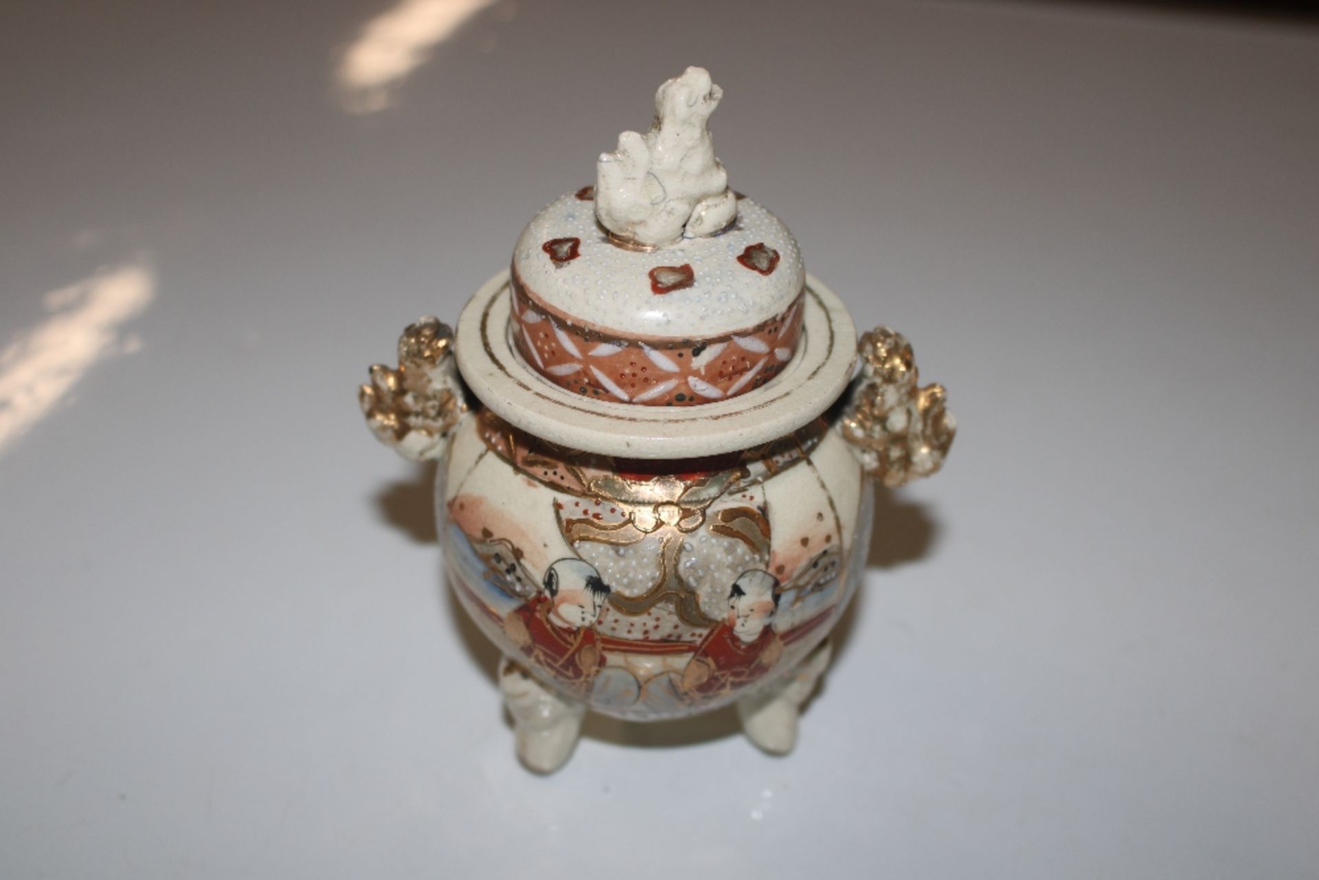 A box containing various Oriental decorated china, - Image 25 of 34