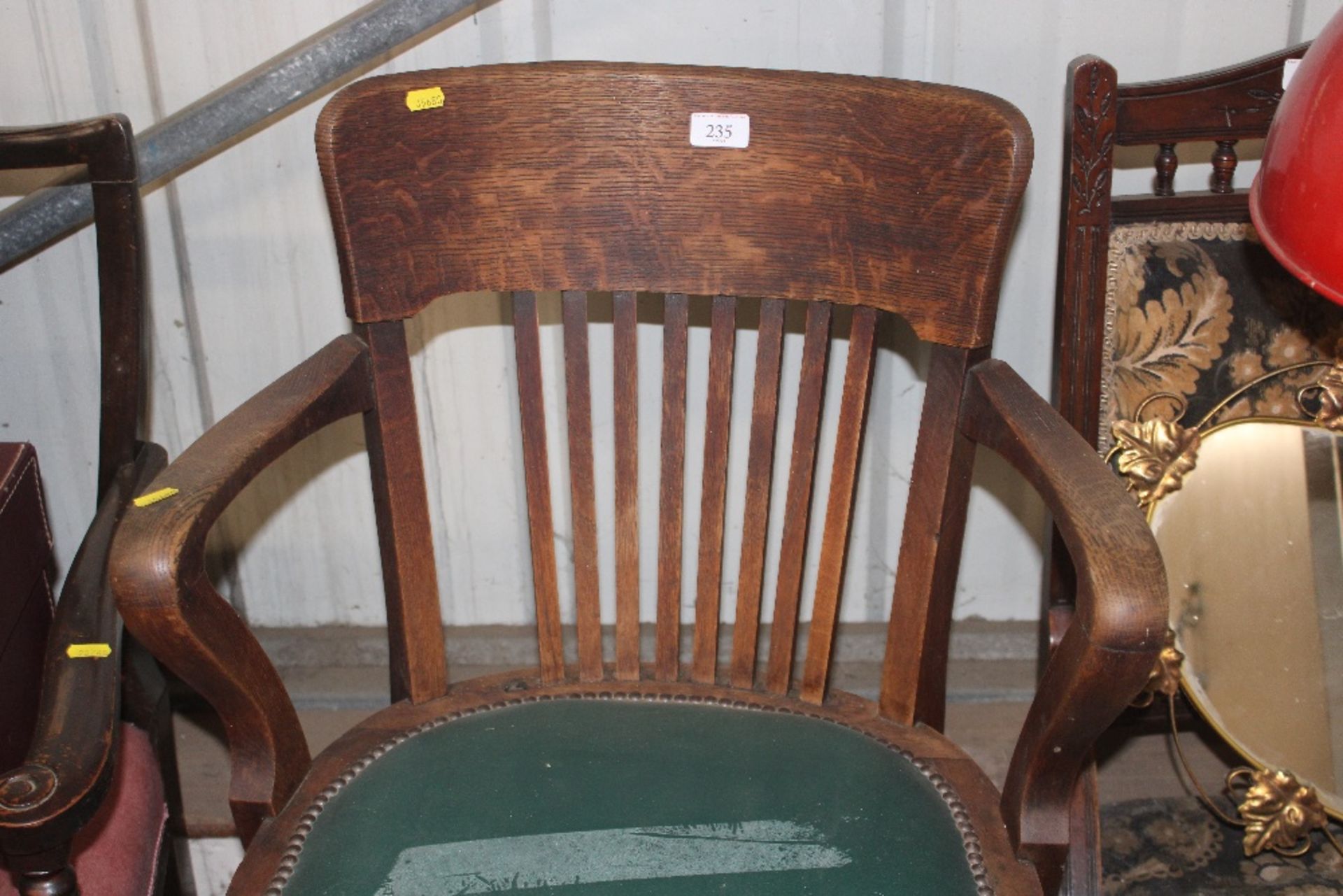 A 1920's oak swivel office chair - Image 2 of 4