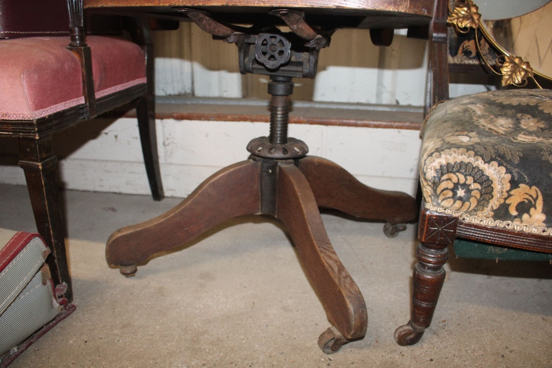 A 1920's oak swivel office chair - Image 3 of 4