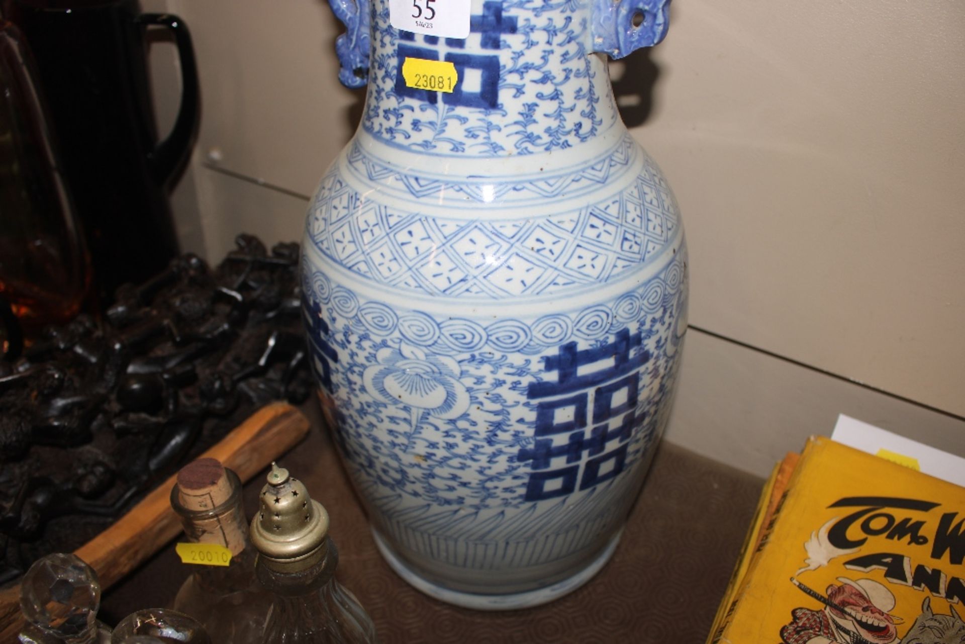 A Chinese blue and white baluster vase - Image 4 of 5