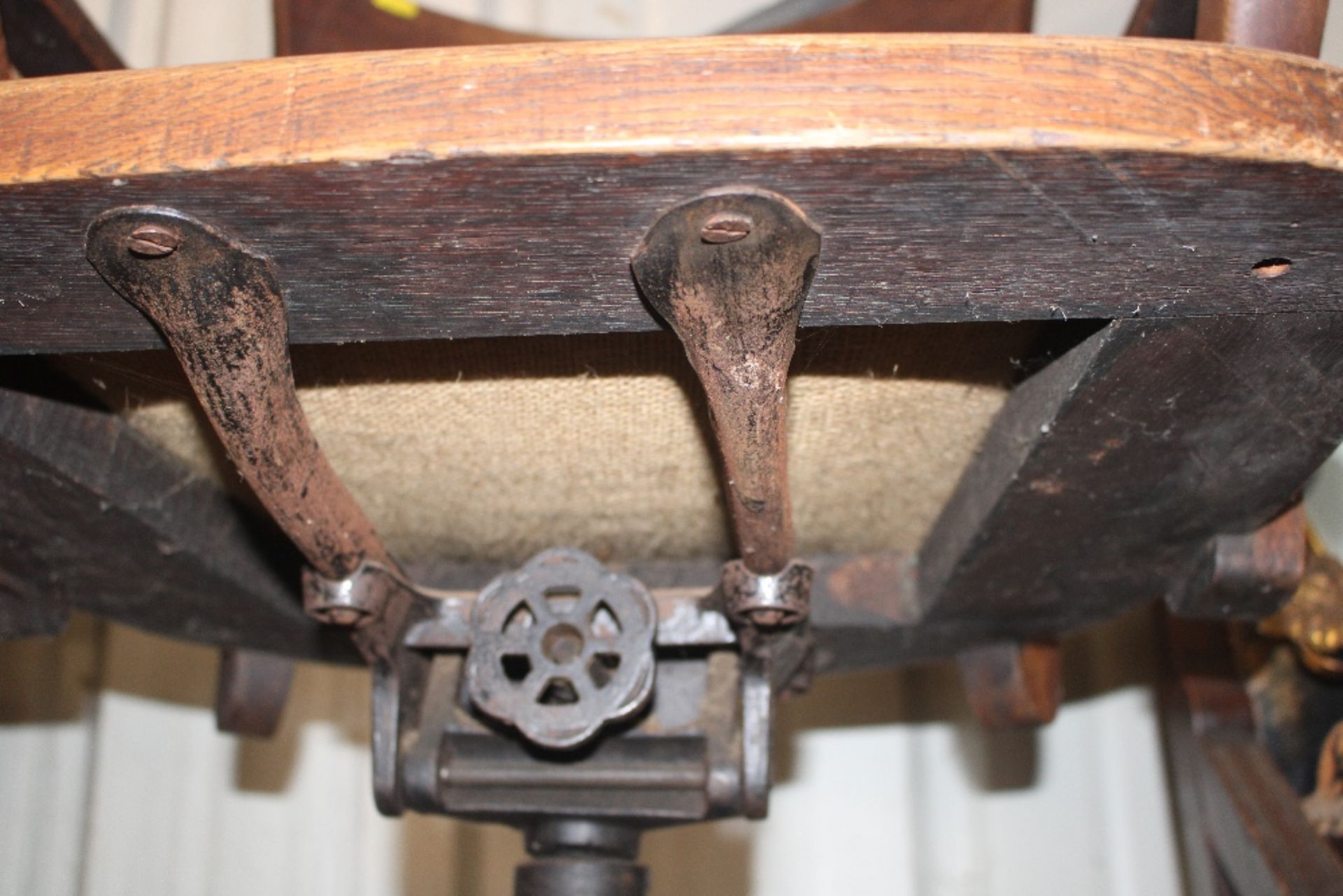 A 1920's oak swivel office chair - Image 4 of 4