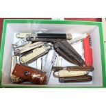 A quantity of various pen knives to include a Rich