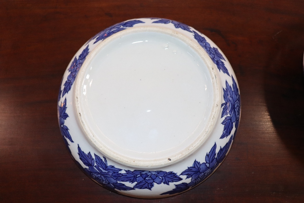 A 19th Century Chinese blue and white circular bowl and cover, 27cm dia. - Image 8 of 8