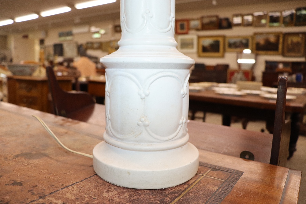 A pair of contemporary Parian type classical column table lamps, complete with shades - Image 12 of 17