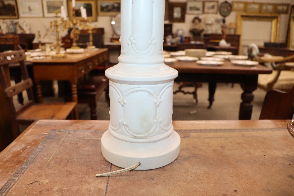 A pair of contemporary Parian type classical column table lamps, complete with shades - Image 4 of 17