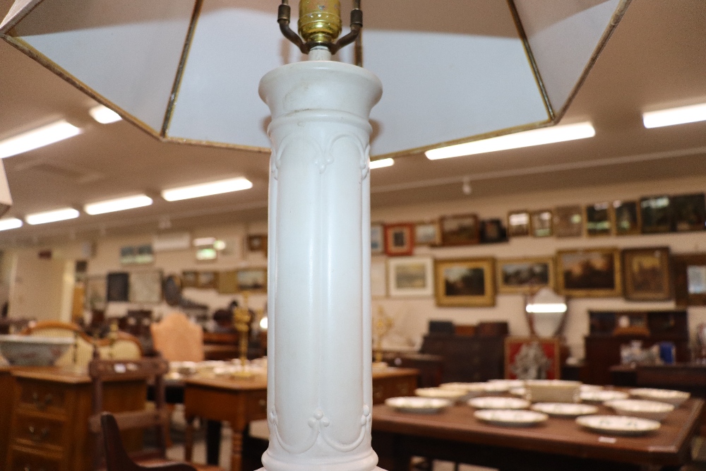 A pair of contemporary Parian type classical column table lamps, complete with shades - Image 13 of 17