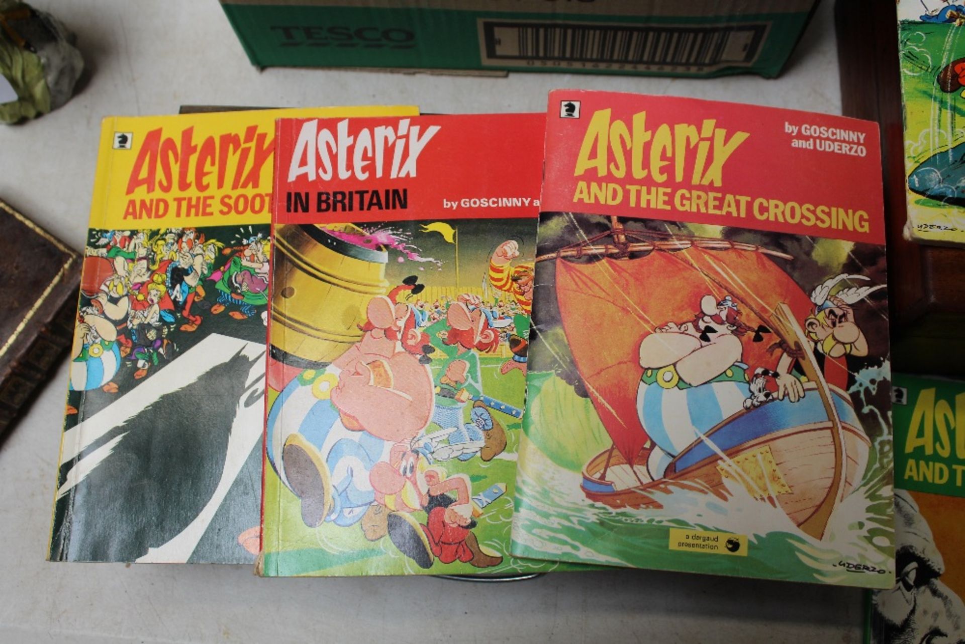 A box of Asterix comic books - Image 3 of 5