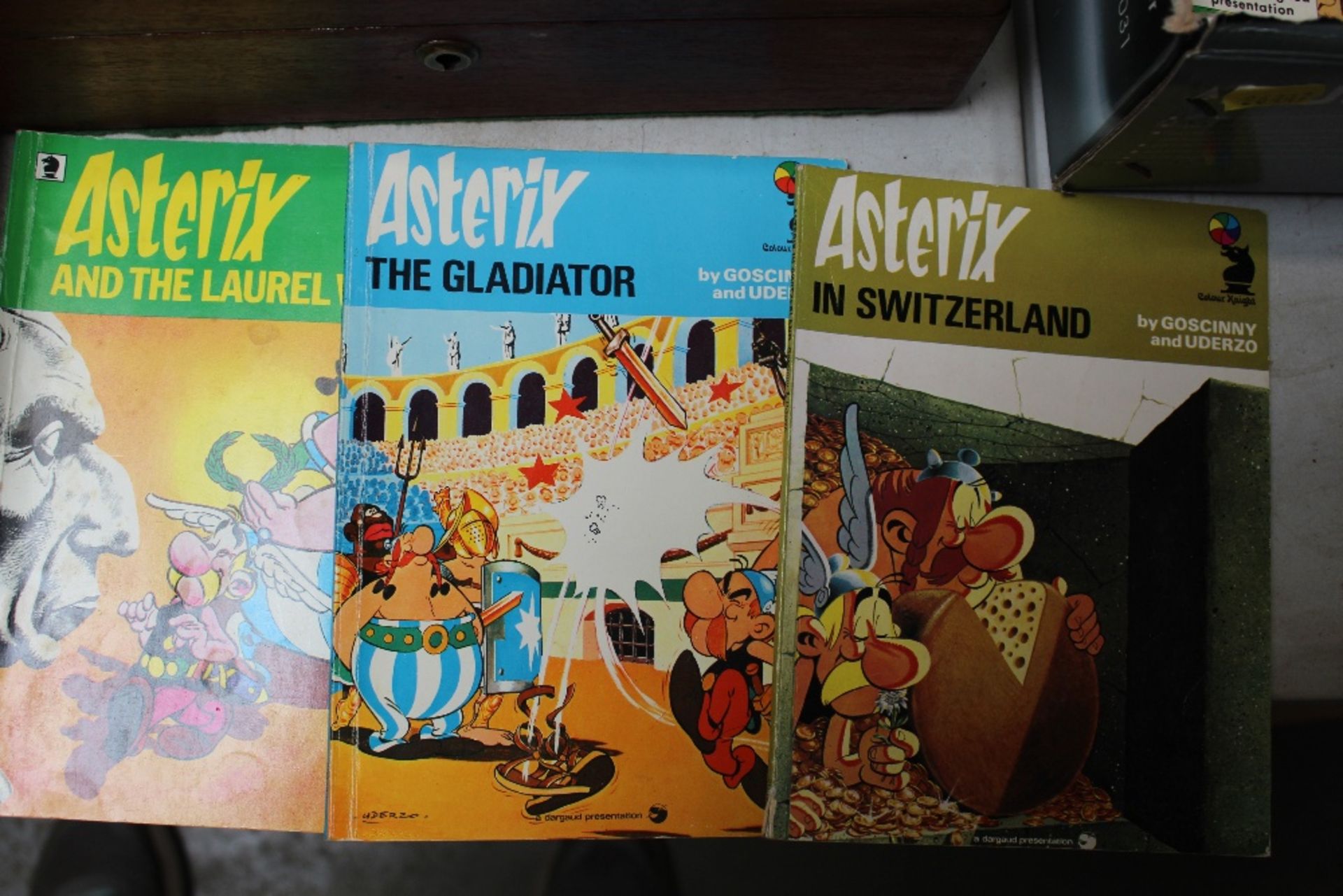 A box of Asterix comic books - Image 4 of 5