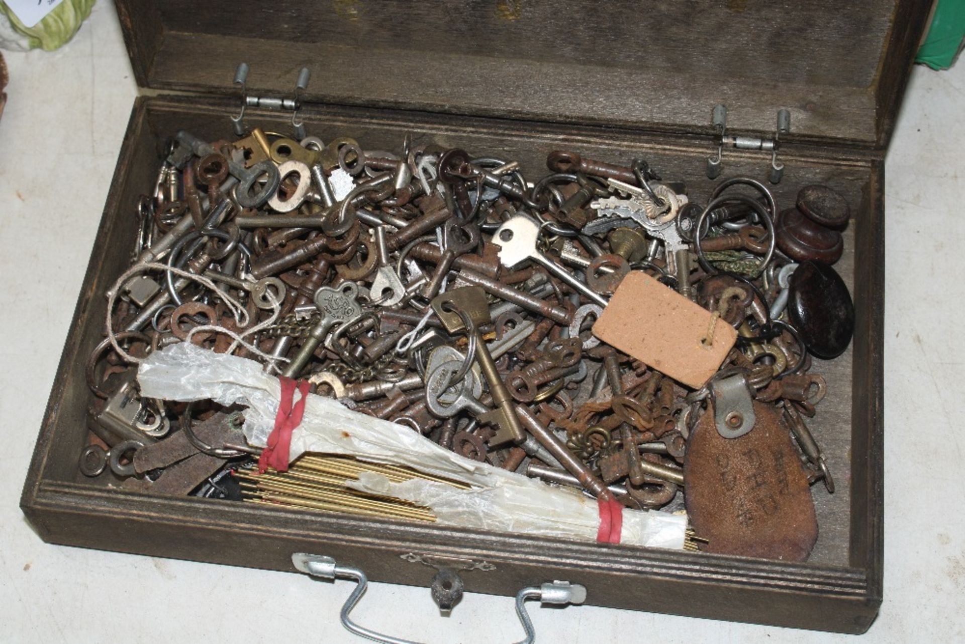 A wooden case and contents of various keys - Image 2 of 2