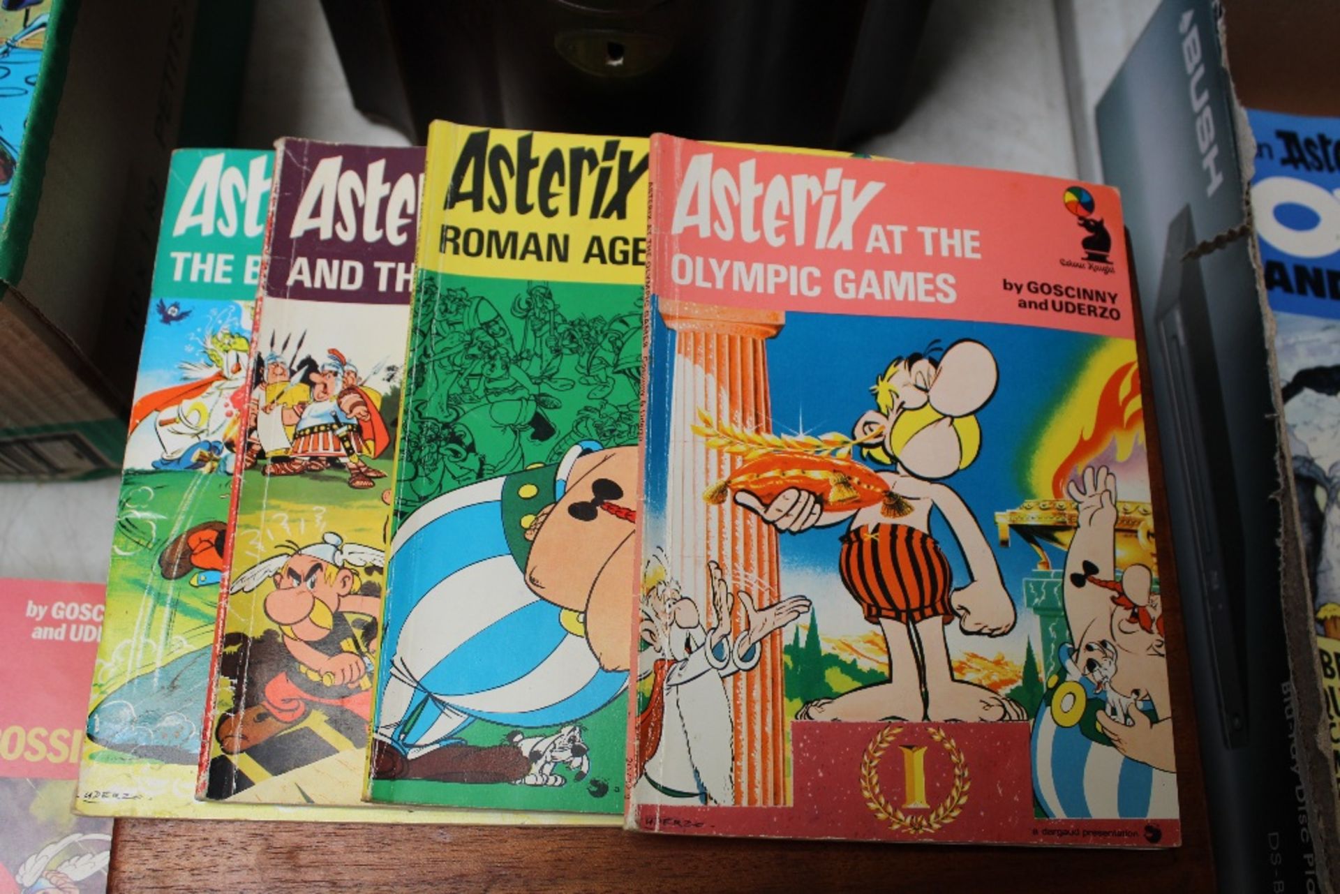 A box of Asterix comic books - Image 2 of 5