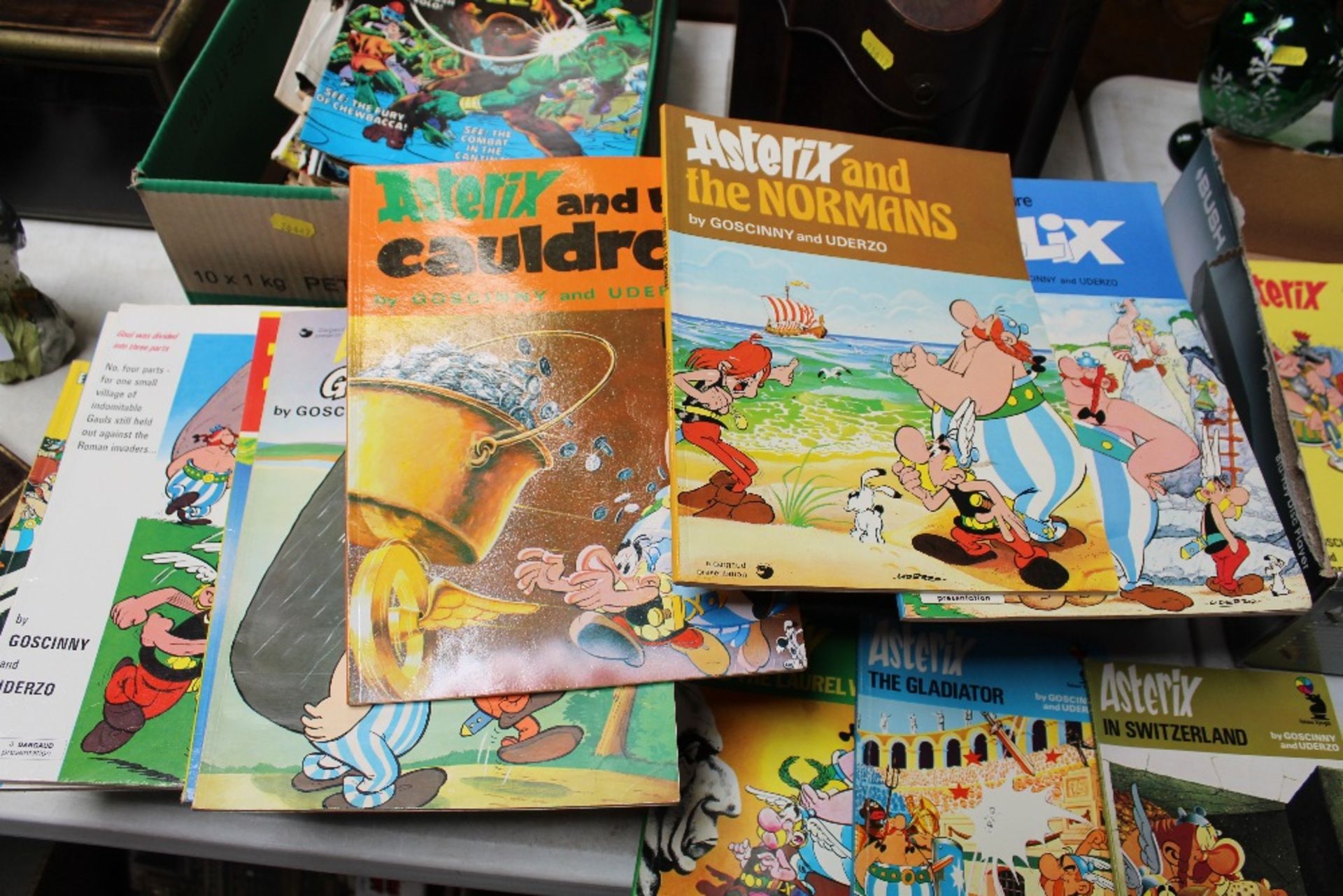 A box of Asterix comic books - Image 5 of 5