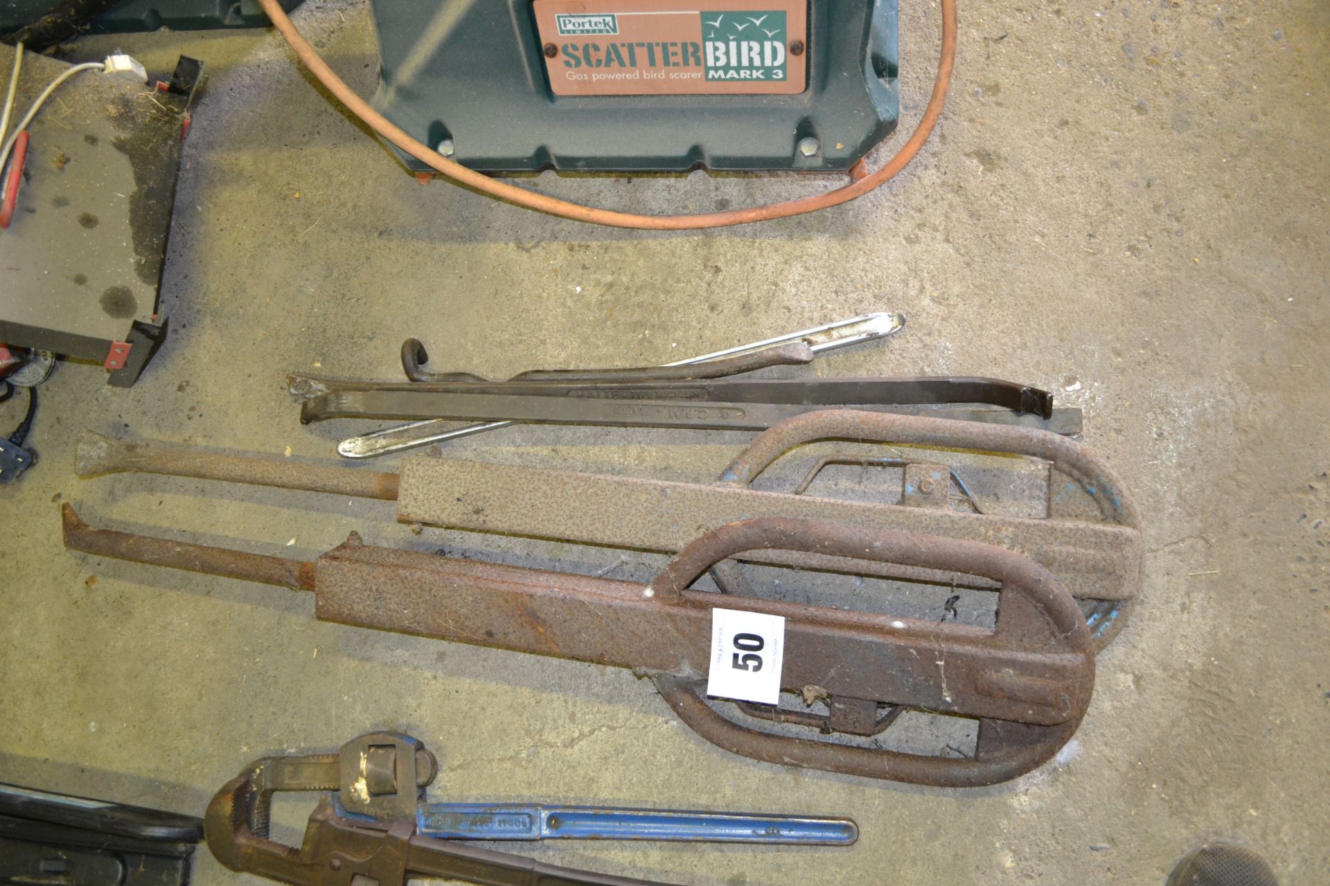 Various slide hammers and tyre leavers. V