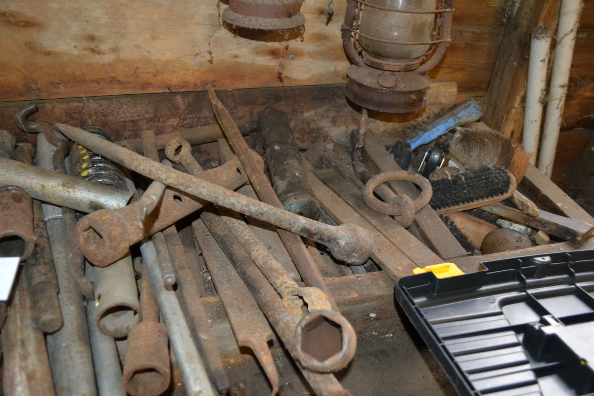 Various hand tools, braces, Tilley lamps etc. V - Image 2 of 4