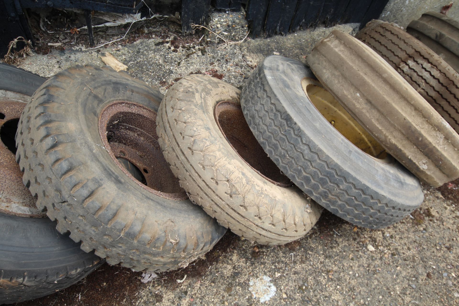 Various vehicle wheels and tyres, to include twin - Image 4 of 6