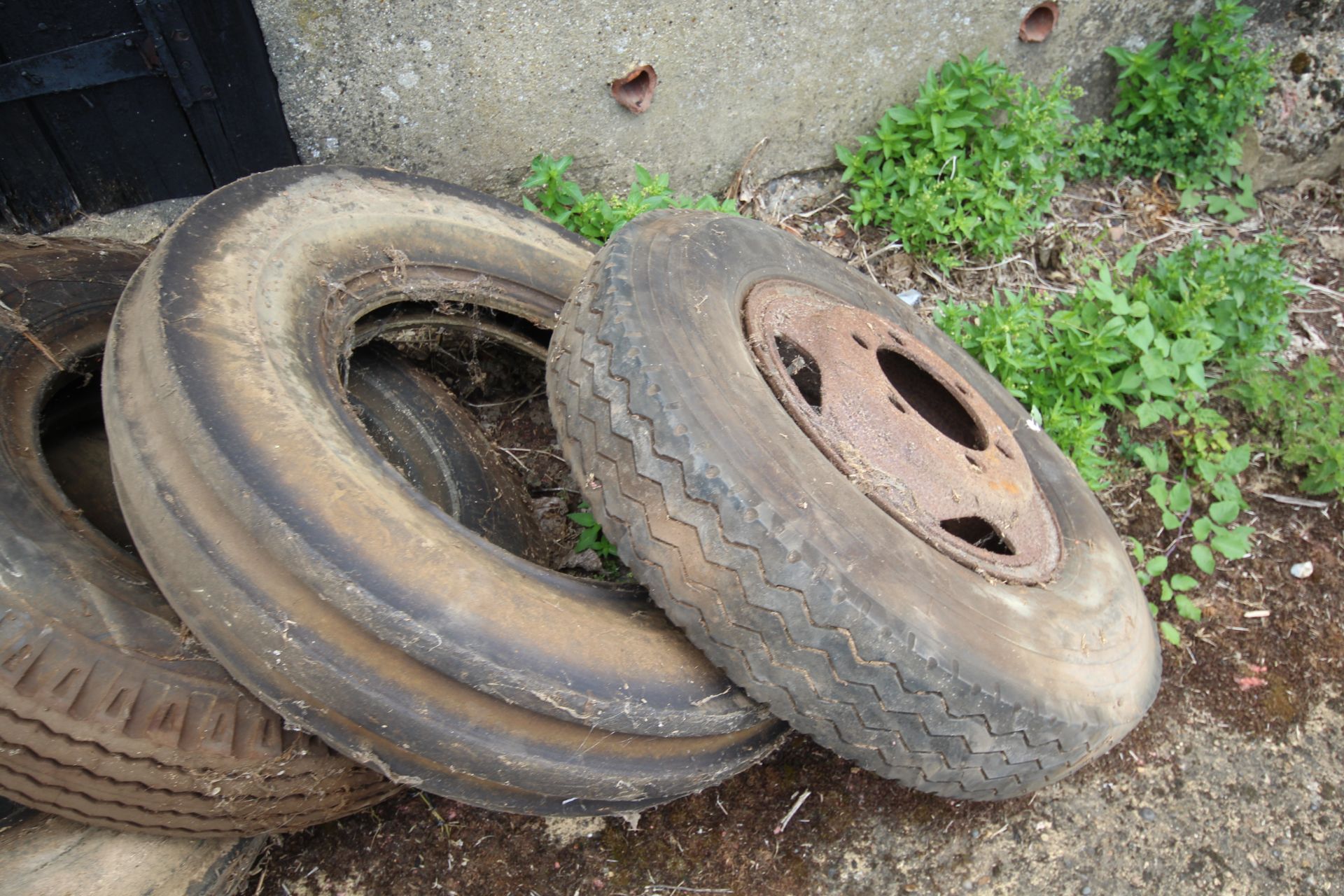 Various vehicle wheels and tyres, to include twin - Image 6 of 6