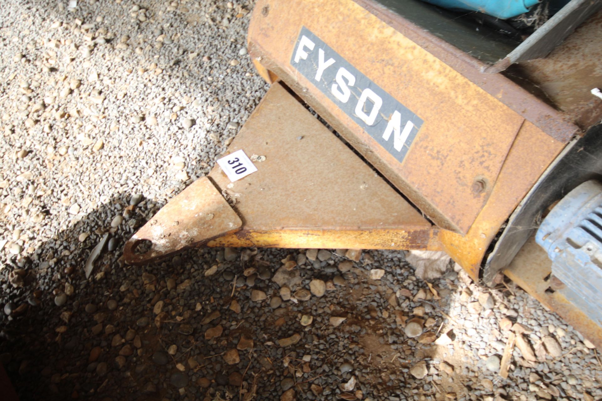 Fyson Yeoman rubber belt elevator. Manual held. V - Image 7 of 25