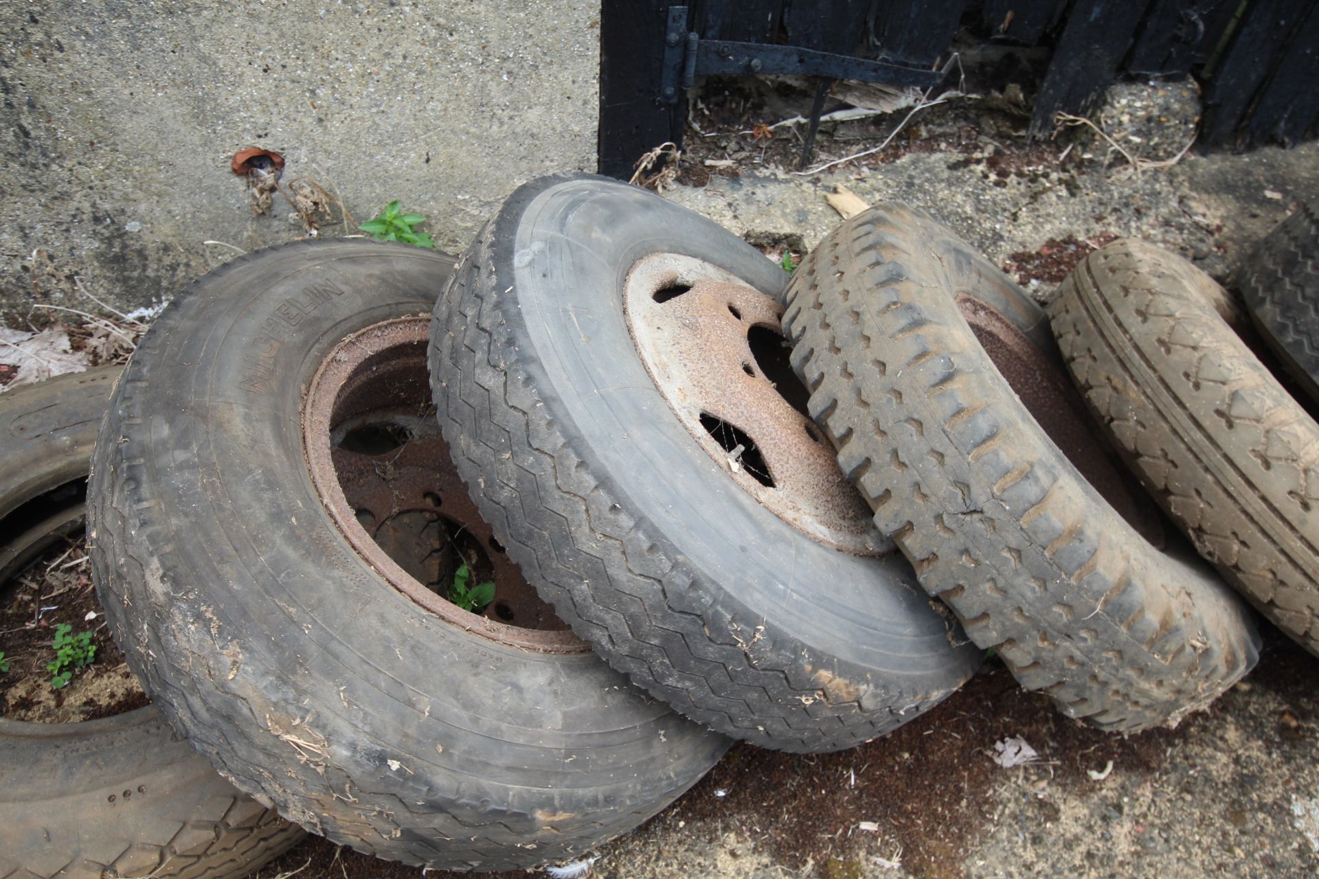 Various vehicle wheels and tyres, to include twin - Image 3 of 6