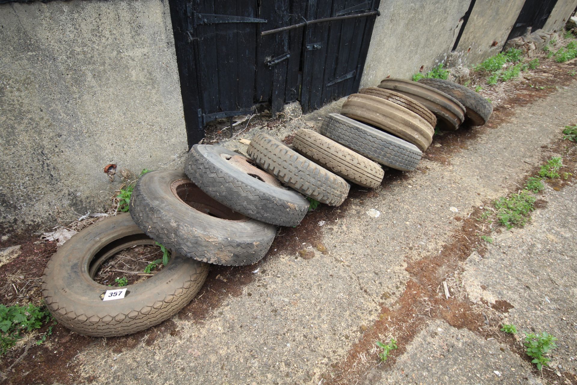 Various vehicle wheels and tyres, to include twin