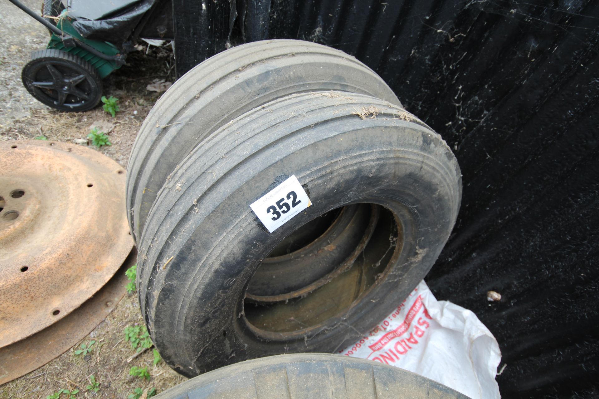 2x Dunlop 7.5-16 tyres. V