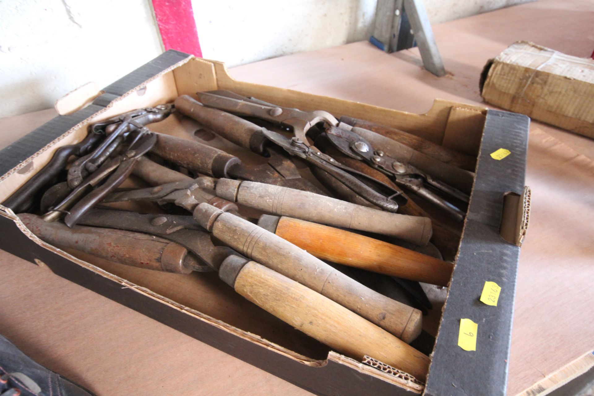 A tray of vintage secateurs and six pairs of shear