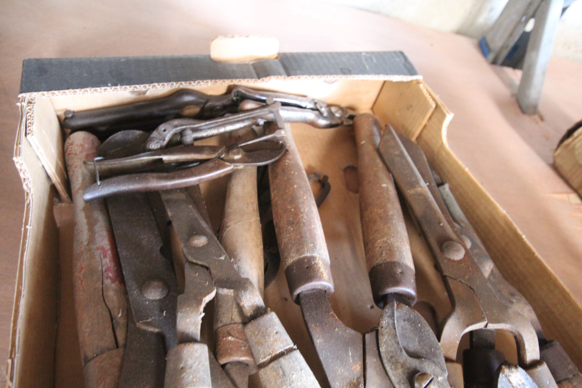 A tray of vintage secateurs and six pairs of shear - Image 2 of 3