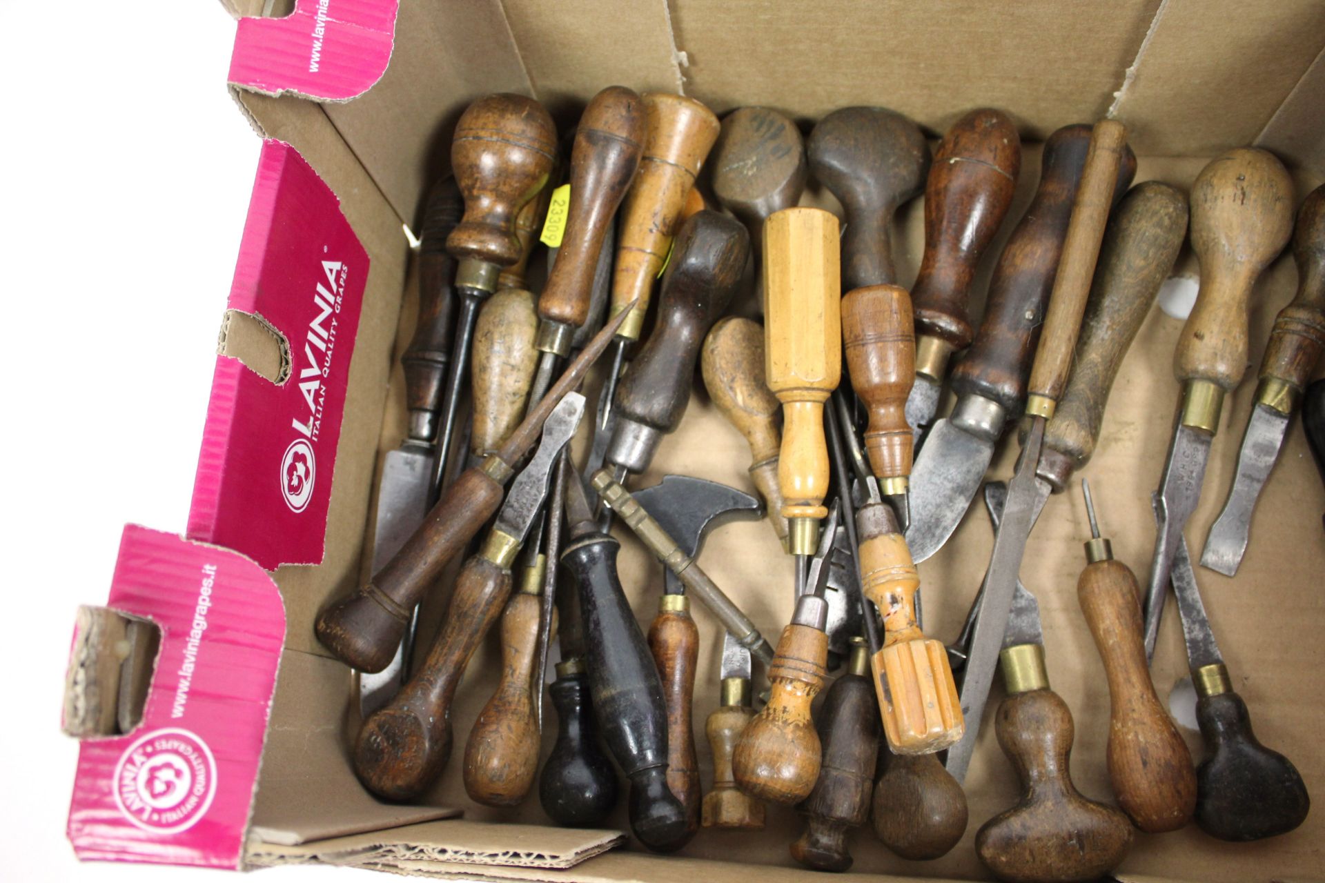 A box of small hand tools to include mainly screwd - Image 2 of 3