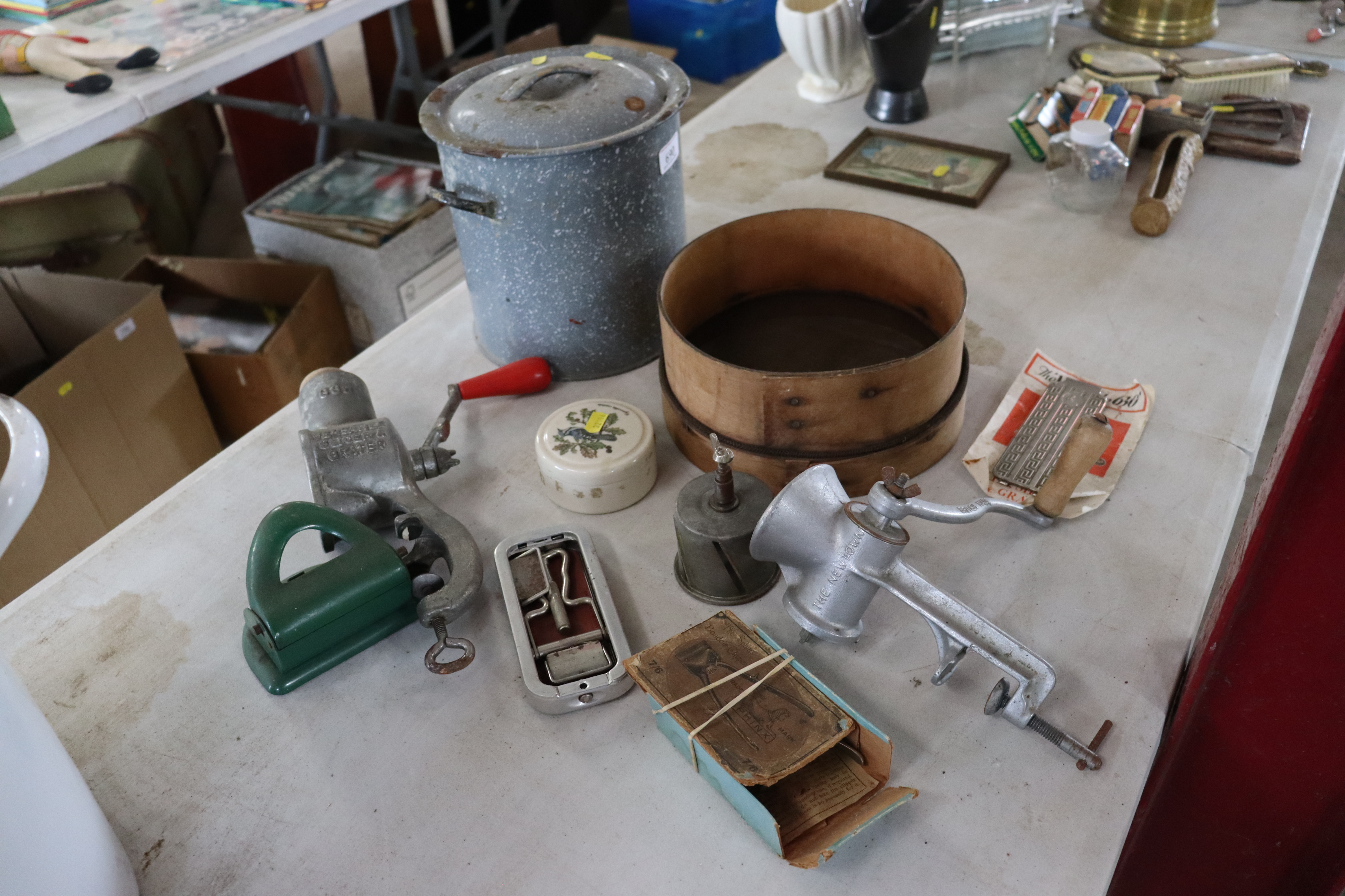 A quantity of various kitchen and domestic items t
