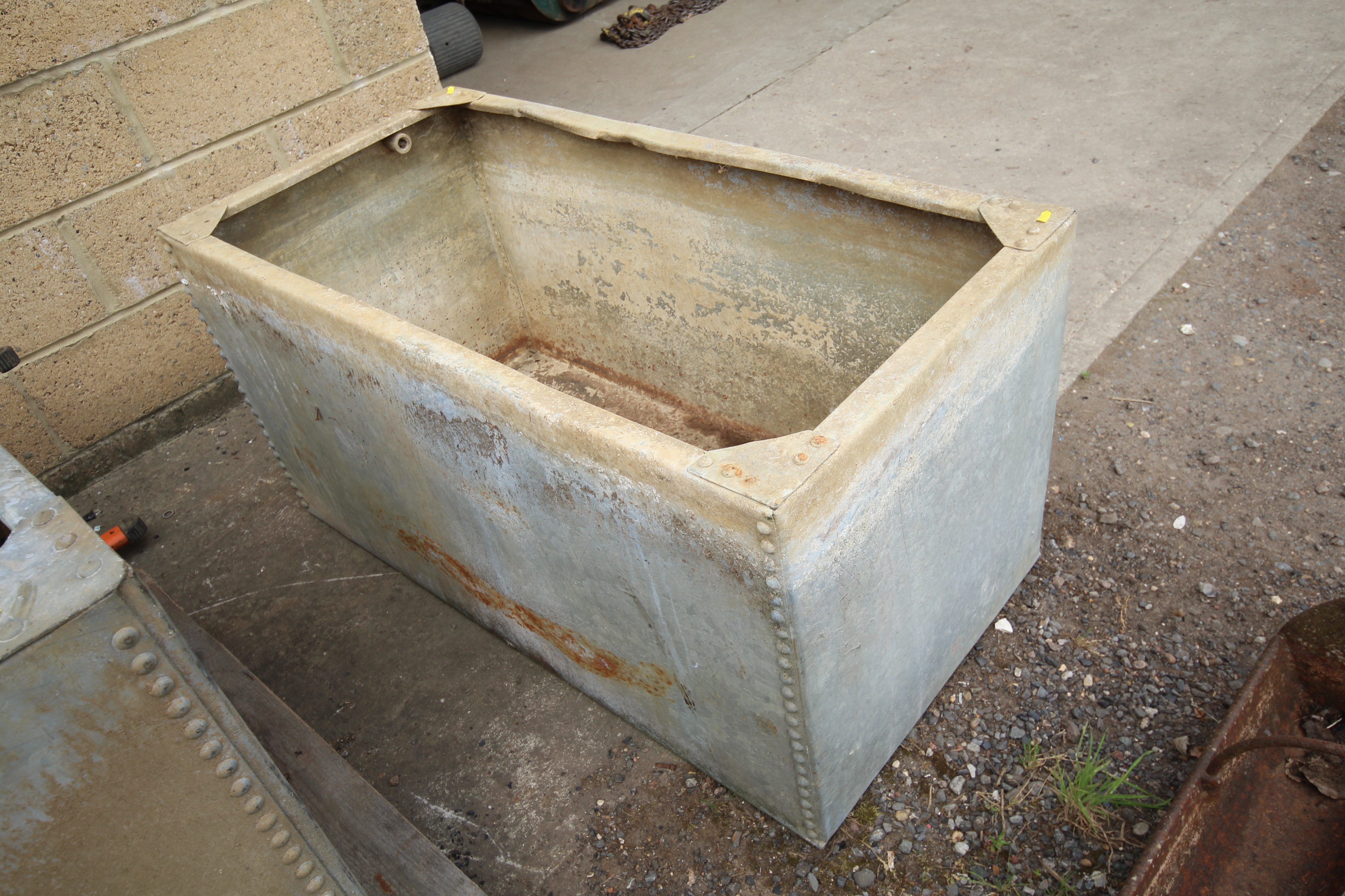 A galvanised riveted water tank, approx. 4' x 2' x 2' - Image 2 of 3