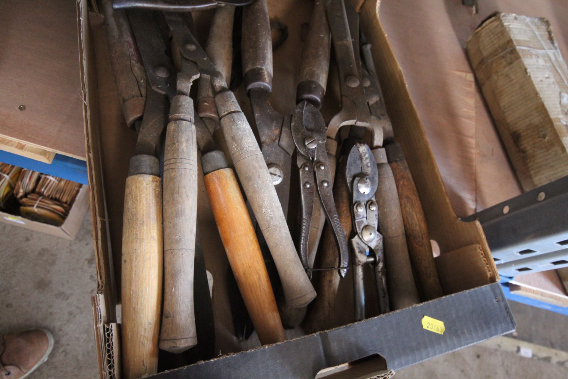 A tray of vintage secateurs and six pairs of shear - Image 3 of 3