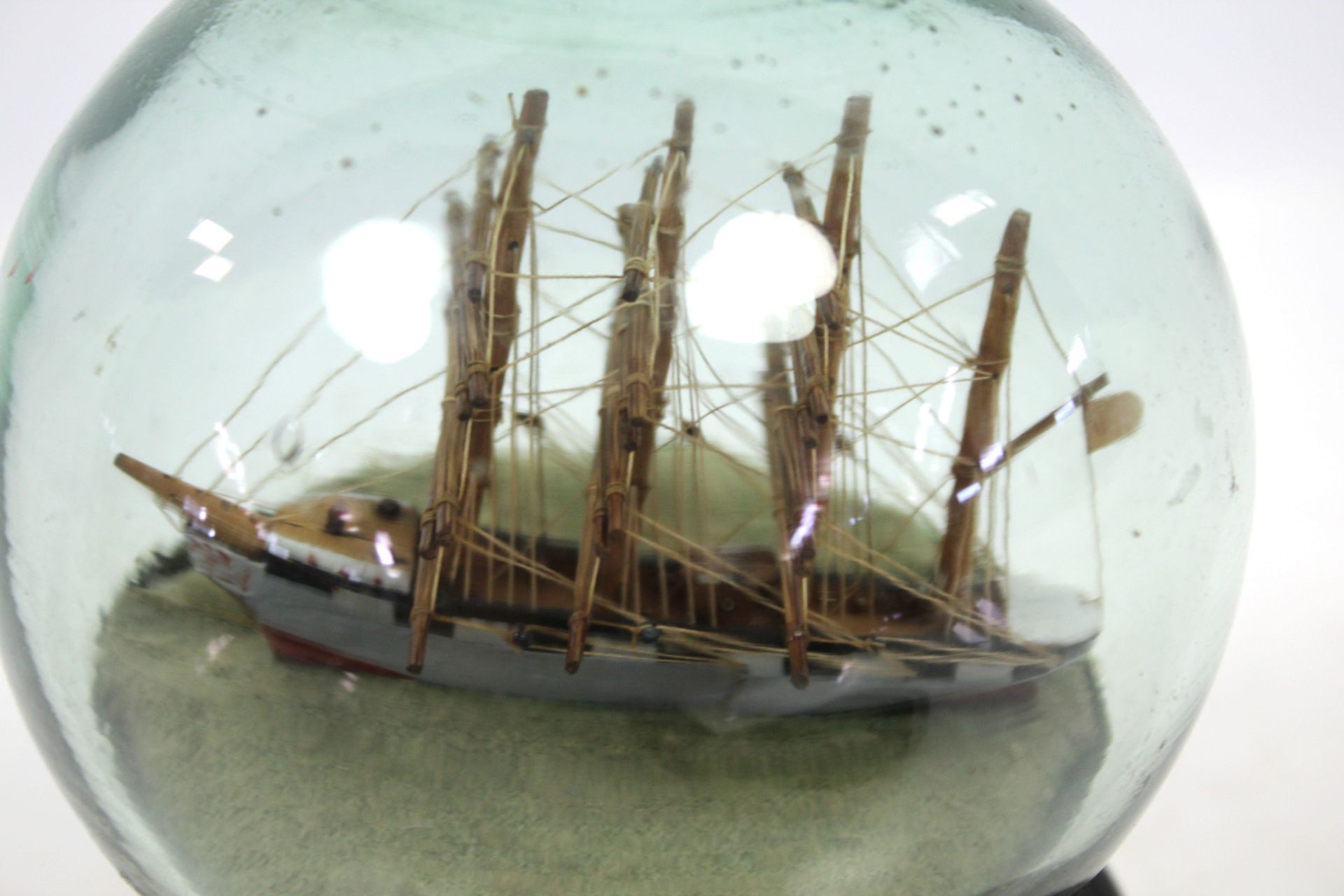 An early 20th Century ship in a bottle glass pape - Image 4 of 4