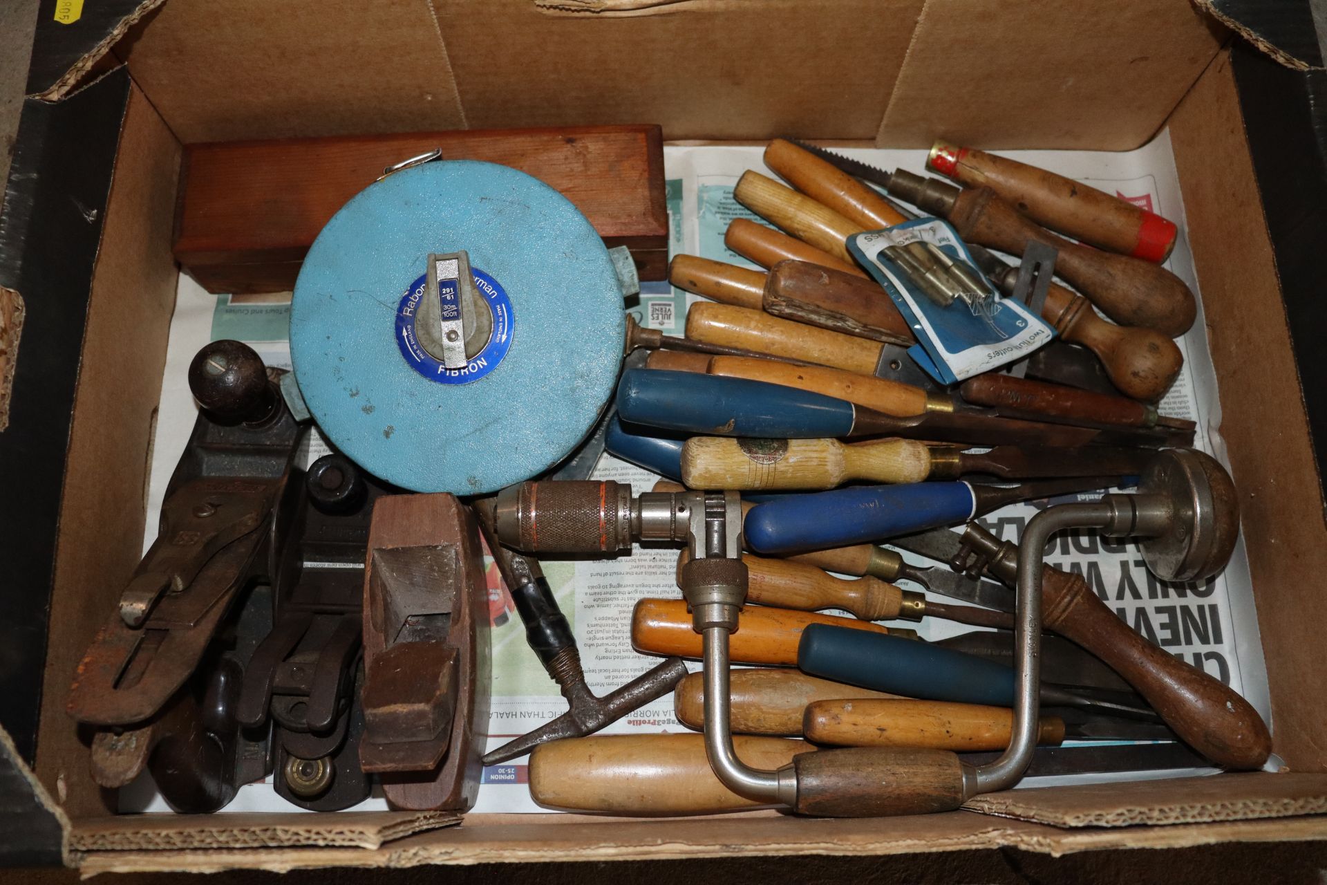 A tray box of miscellaneous carpenters tools inclu