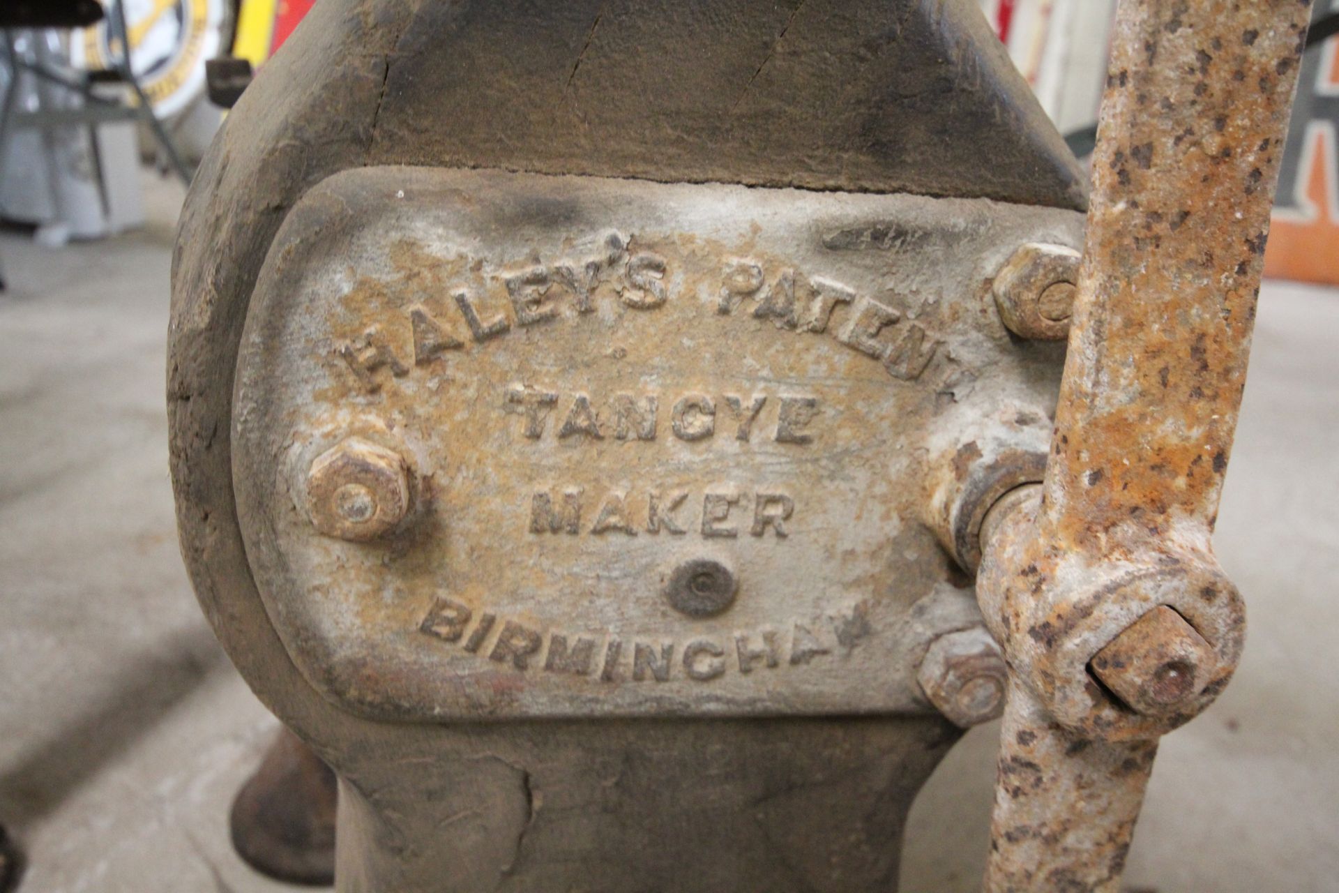 A vintage Haley's patent threshing machine jack - Image 5 of 5