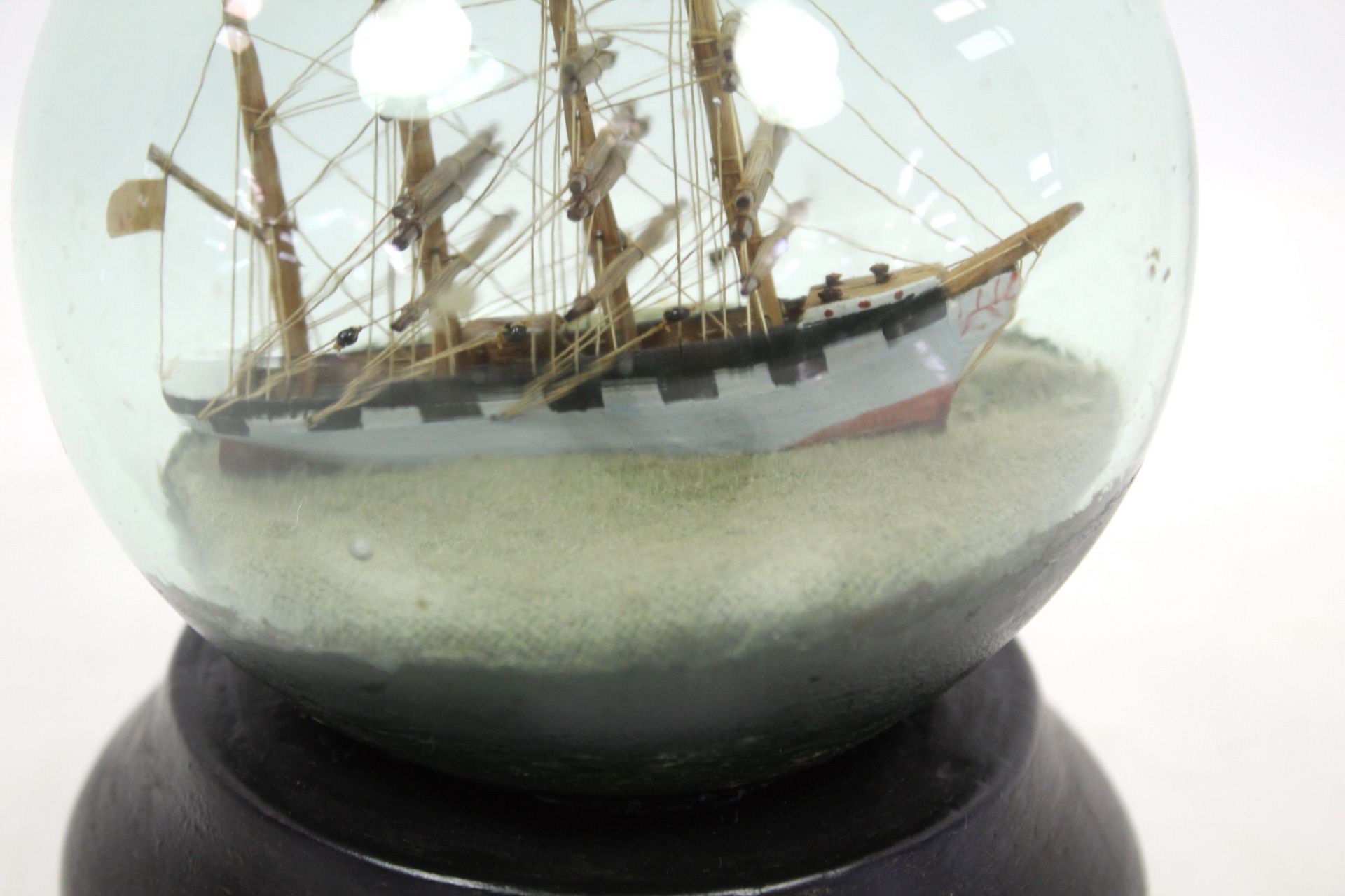 An early 20th Century ship in a bottle glass pape - Image 3 of 4