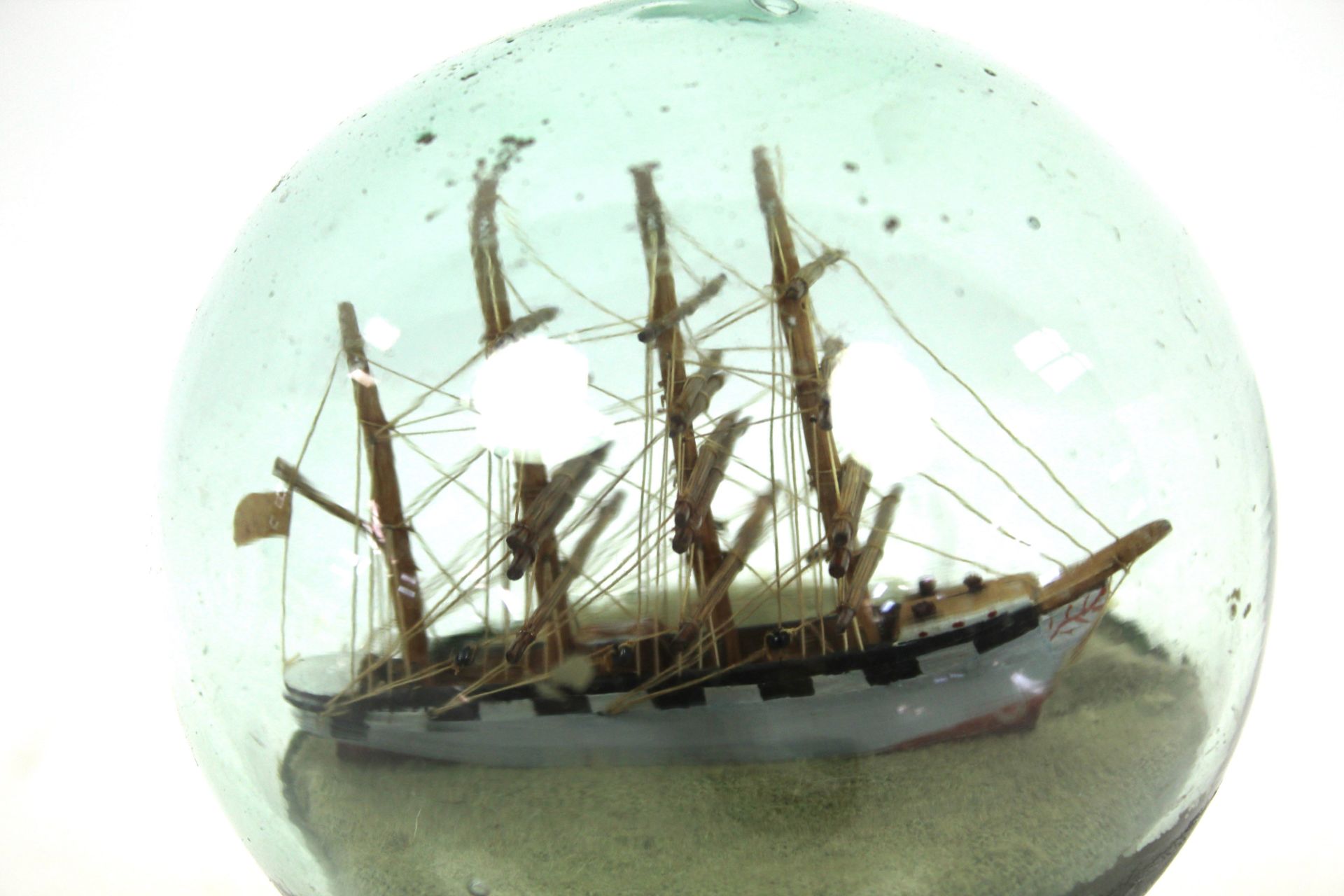 An early 20th Century ship in a bottle glass pape - Image 2 of 4