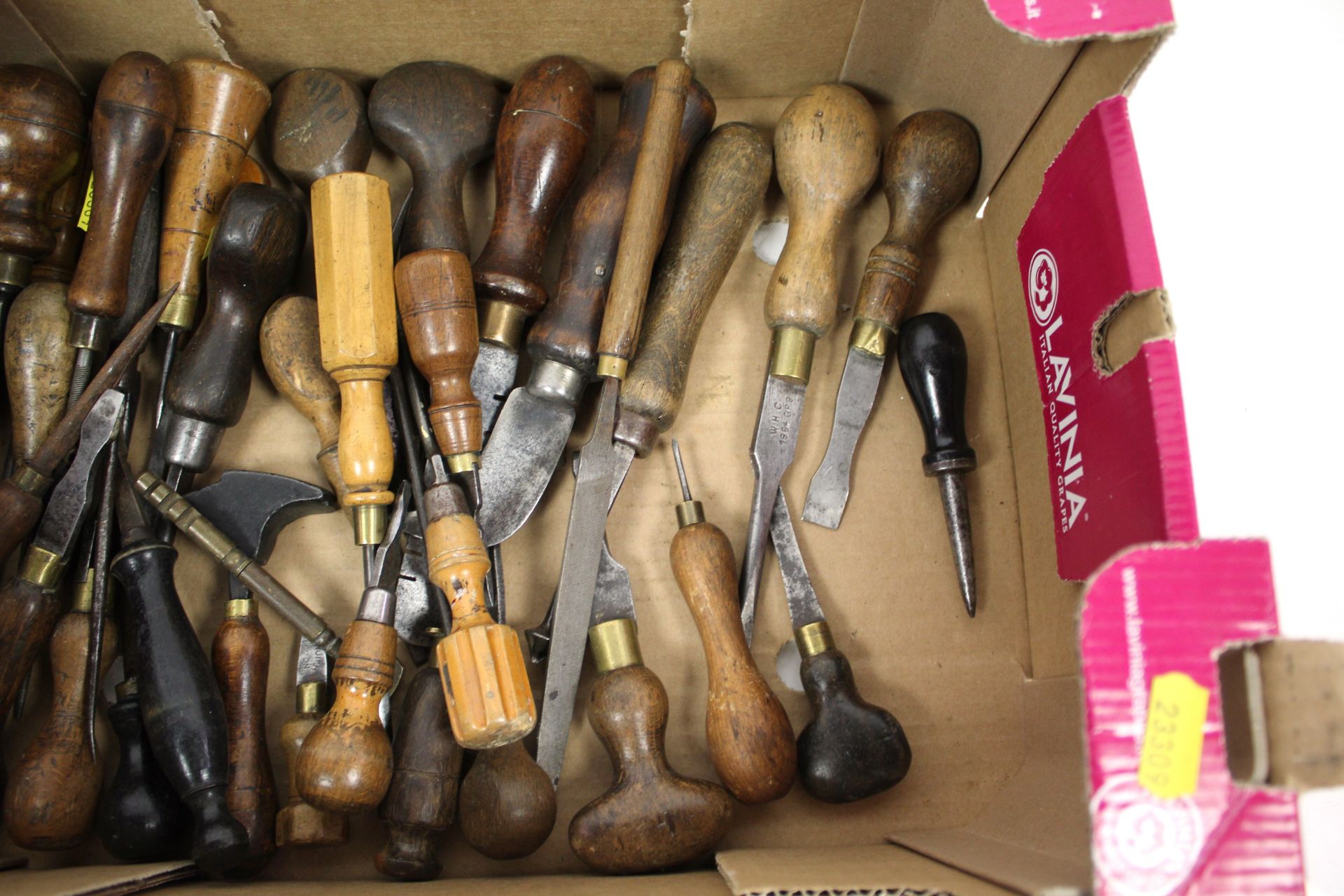A box of small hand tools to include mainly screwd - Image 3 of 3