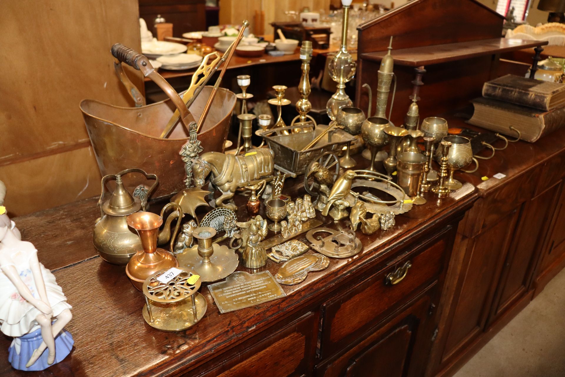 A collection of miscellaneous brass and copperware