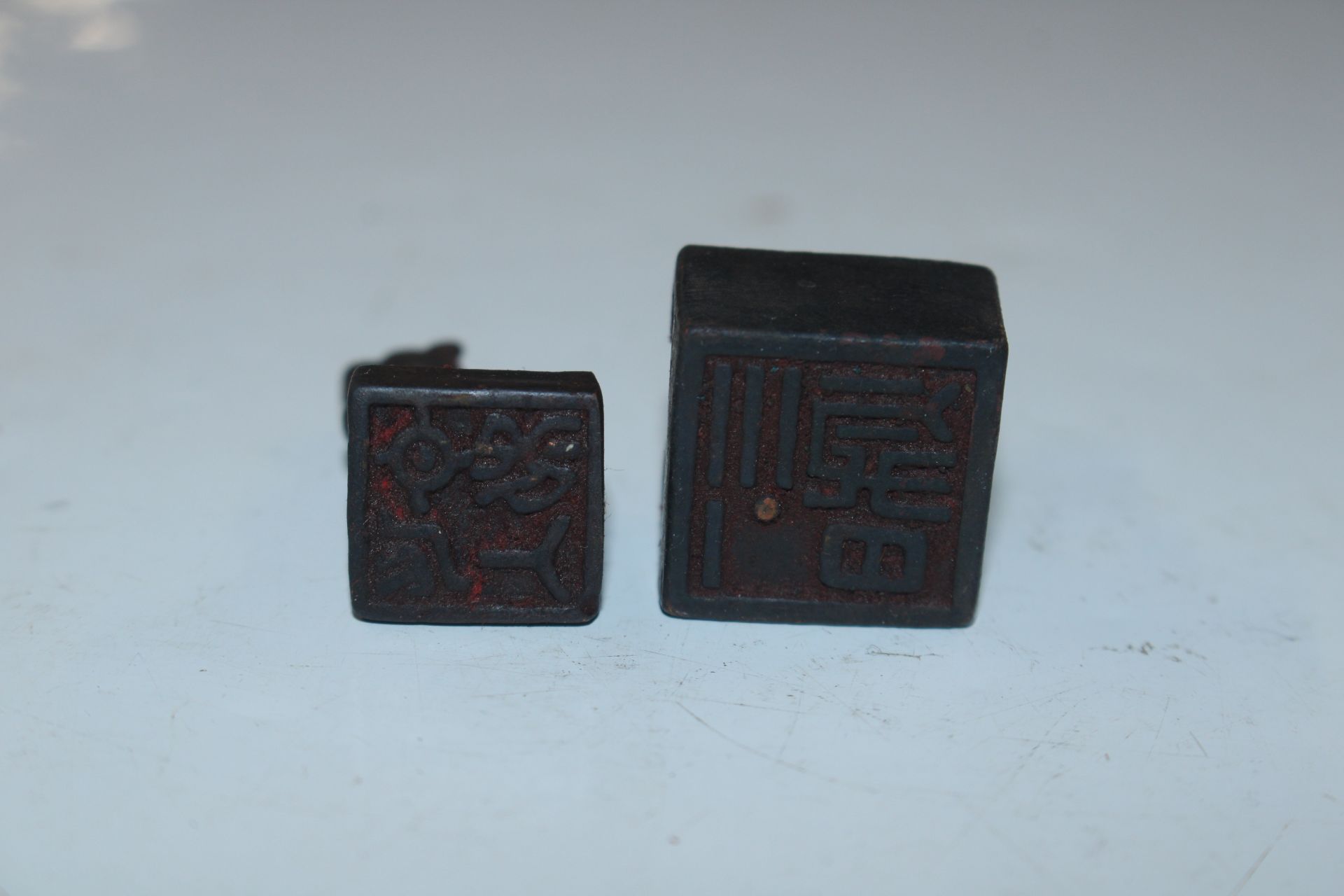 A small bronzed double dragon seal - Image 3 of 3