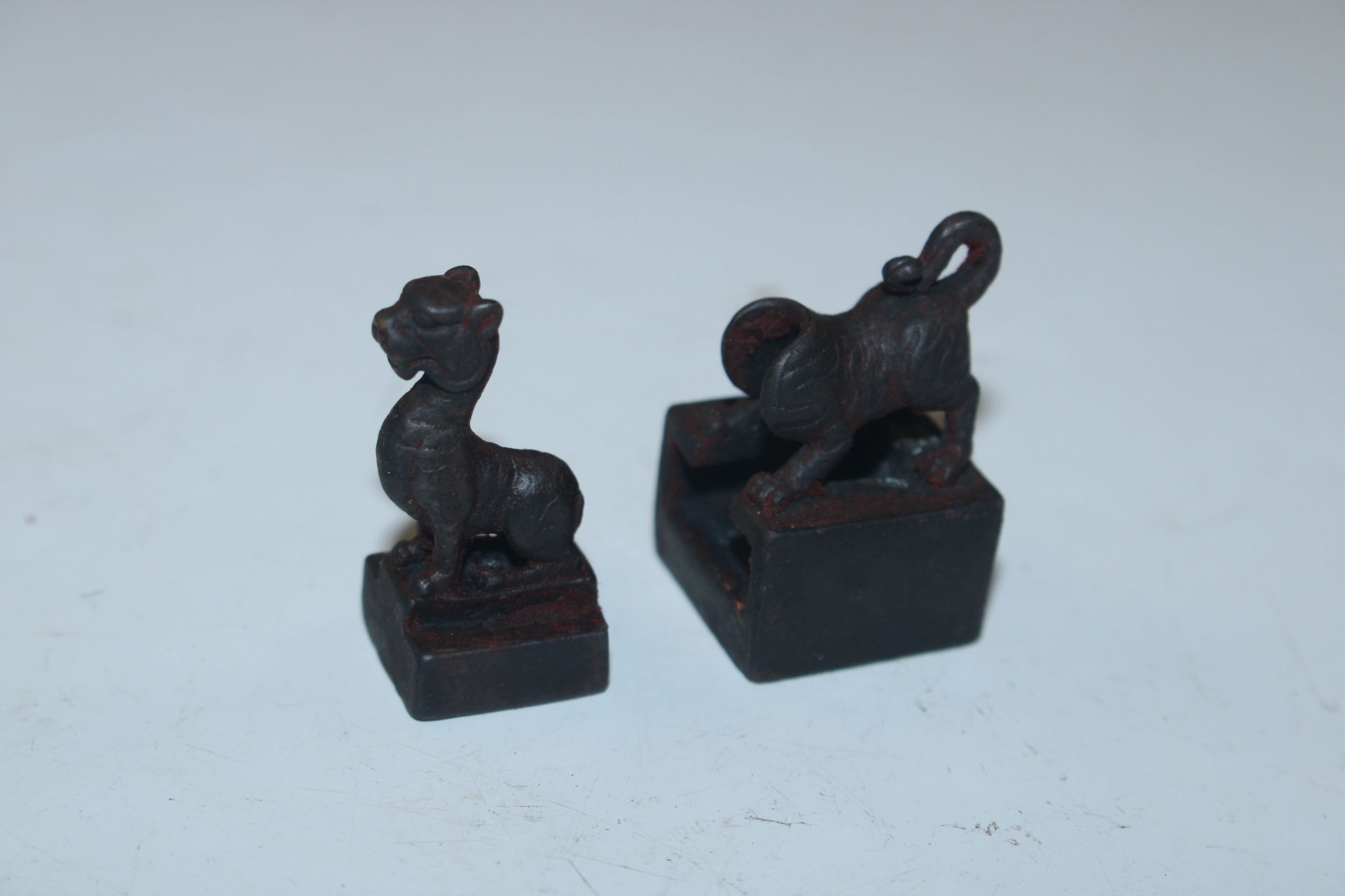 A small bronzed double dragon seal - Image 2 of 3