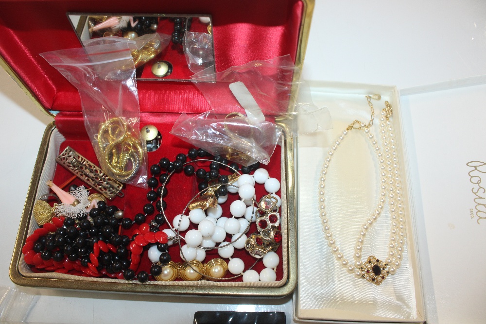 A box of various costume jewellery to include 9ct - Bild 5 aus 20