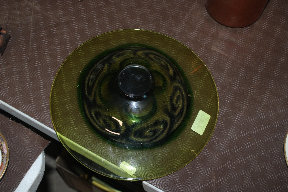 A Tom Petit Art Glass green tinted shallow dish - Bild 3 aus 5