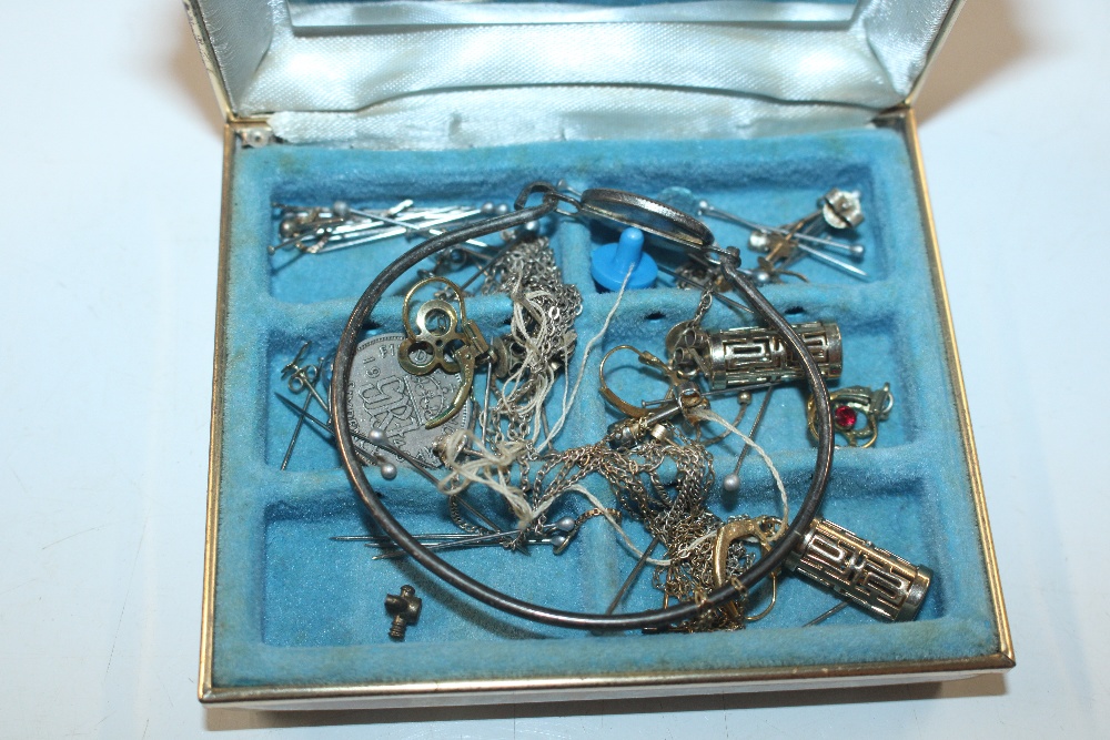 A box of various costume jewellery to include 9ct - Bild 12 aus 20