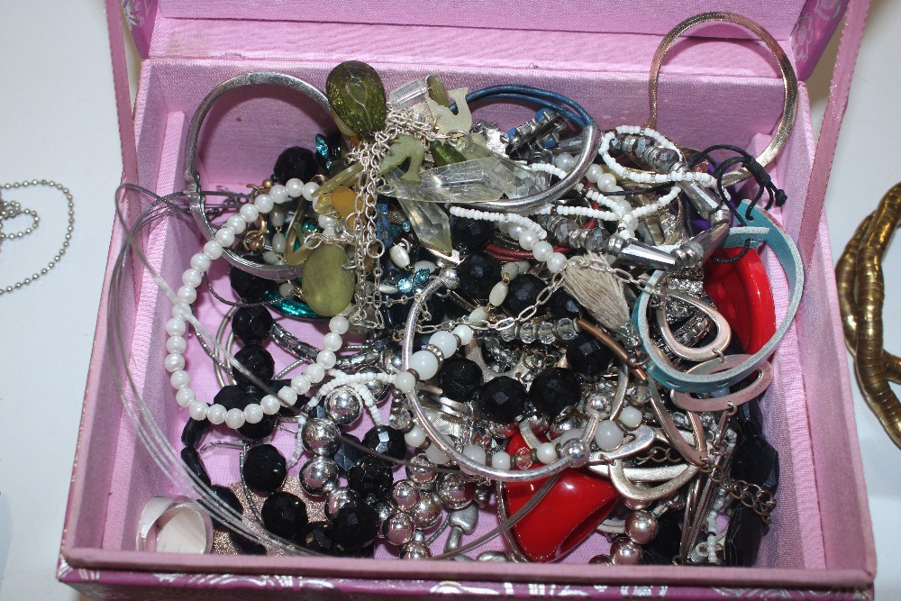 A jewellery box and contents of various costume je - Bild 2 aus 8