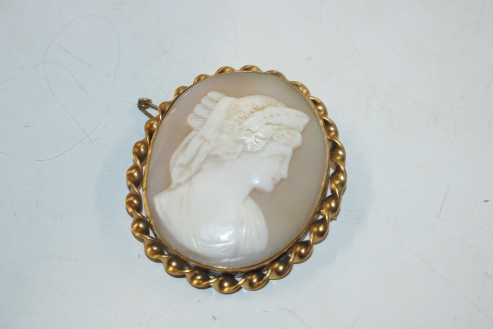 A yellow metal and shell cameo brooch; a yellow me - Bild 2 aus 22