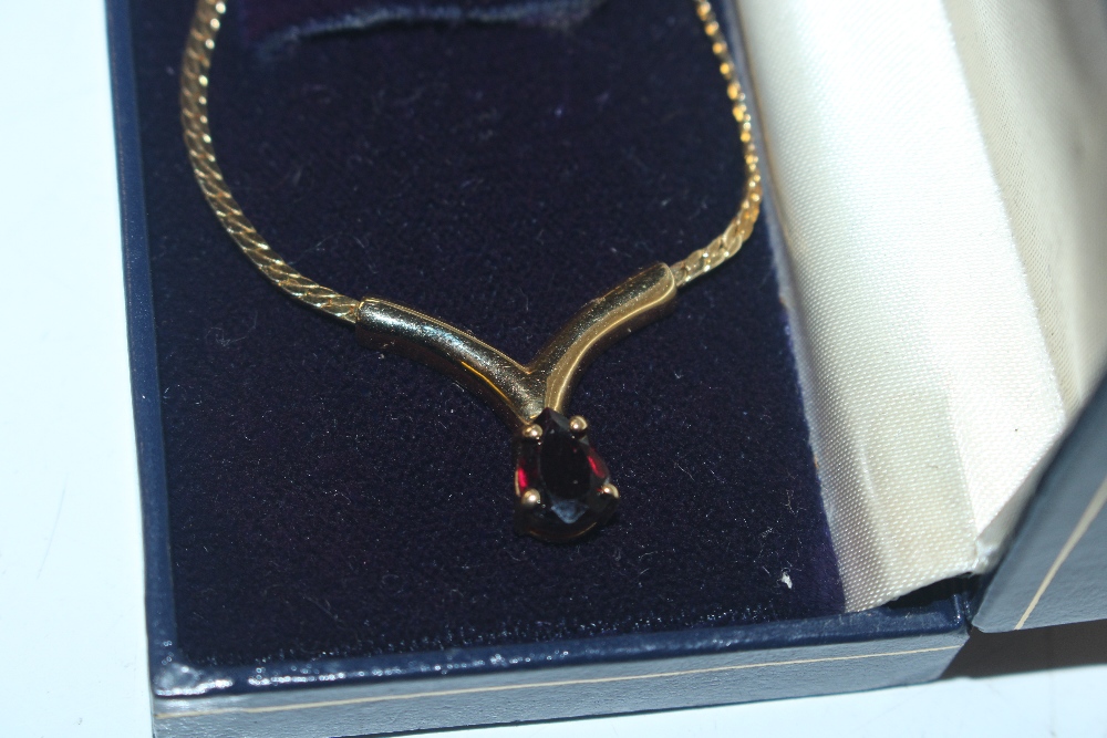 A gold plated necklace set with red stone - Bild 2 aus 4