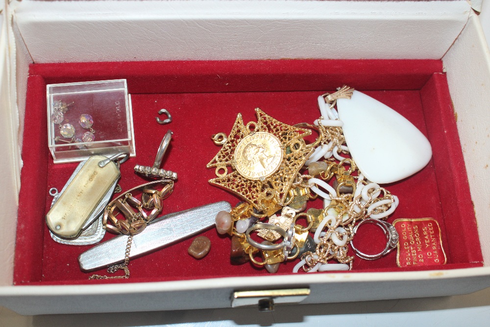 A box of various costume jewellery to include 9ct - Bild 3 aus 20