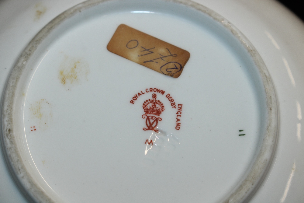 A collection of Derby and Royal Crown Derby plates and dishes - Bild 7 aus 9