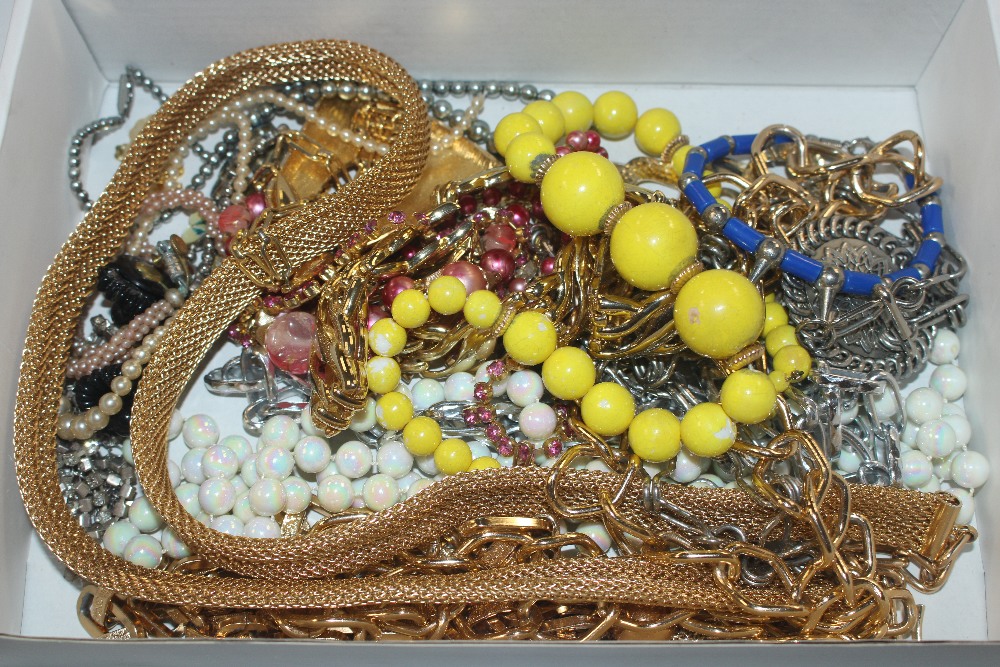 A box of various costume jewellery to include 9ct - Bild 2 aus 12