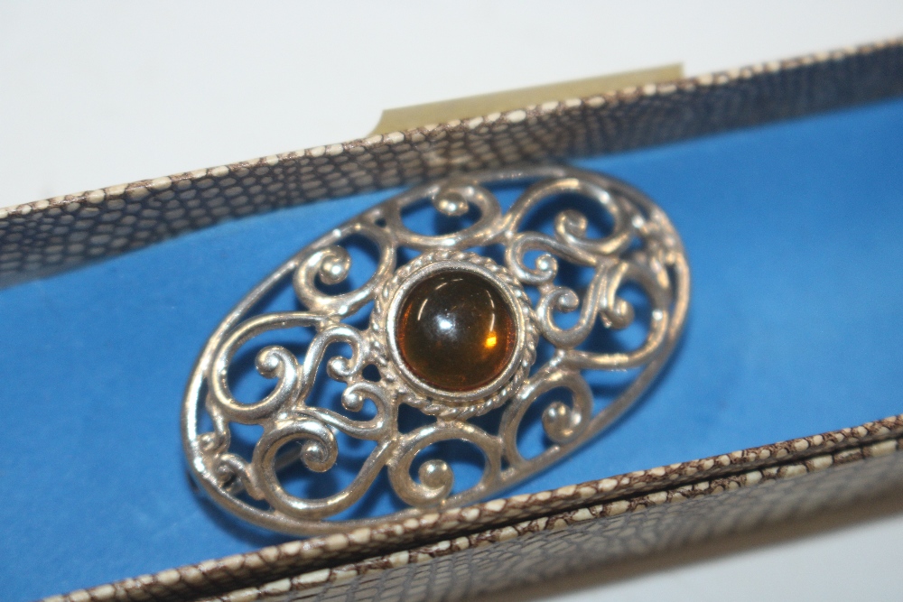 A Sterling silver and amber set brooch - Bild 2 aus 2