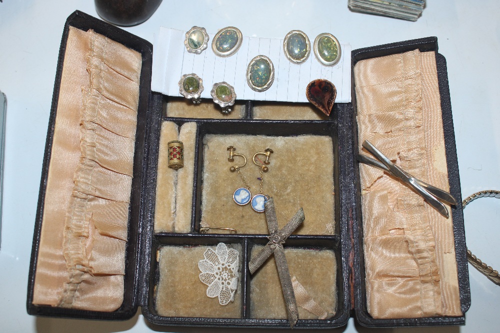 A box containing various costume jewellery, carved - Bild 2 aus 13