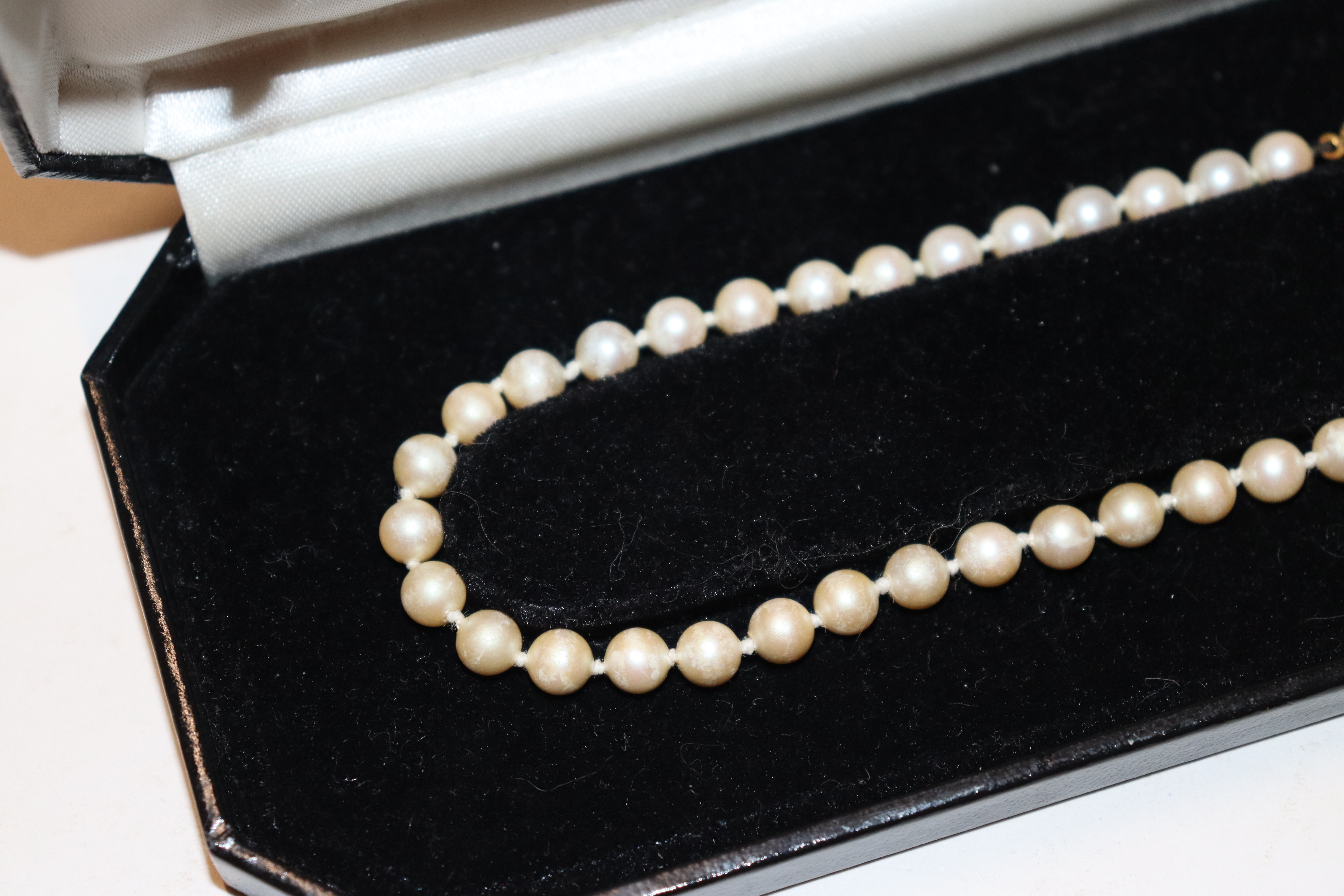 A boxed Lotus pearl necklace with 9ct gold clasp - Bild 2 aus 3